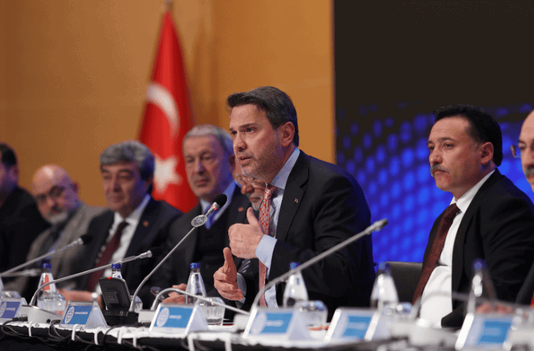 Bakan Bayraktar: Türkiye'nin Enerji Geleceğinde Elektrikleşme ve Yenilenebilir Kaynaklar Temel Rolde